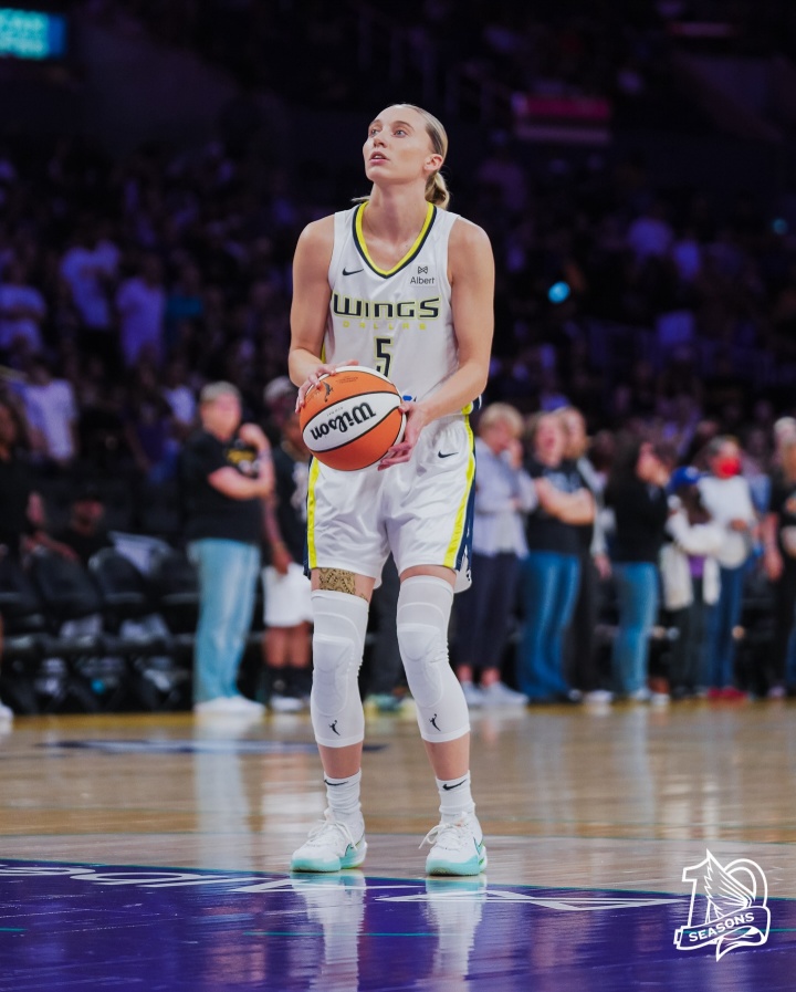 电竞-佩奇44分追平WNBA新秀单场得分纪录 却遭压哨绝杀惜败