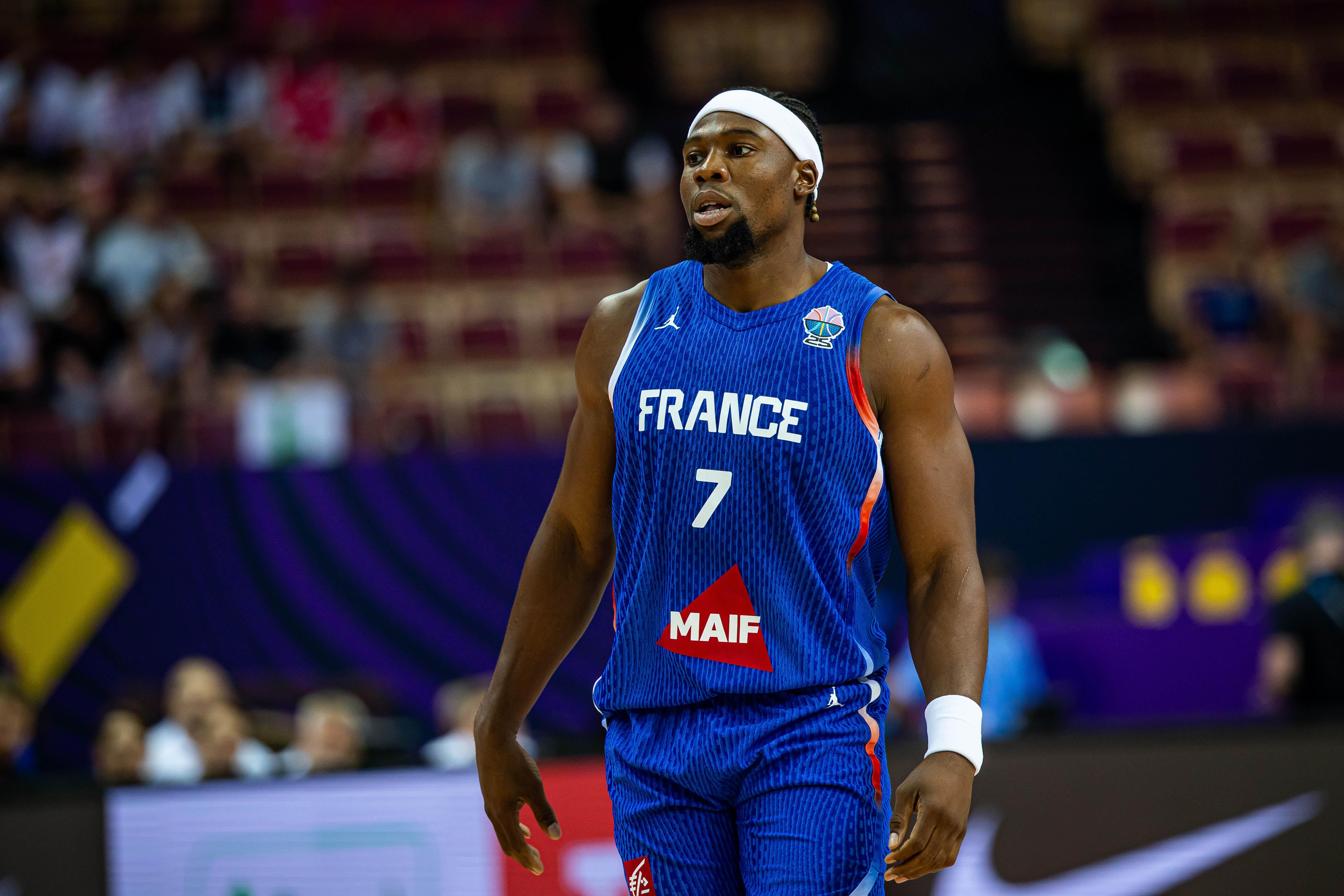 稳定发挥！亚布塞莱5中2&amp;amp;三分3中1拿到6分7篮板2助攻2抢断